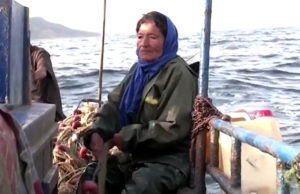 A Tunisian fisherwoman and her companion: the sea