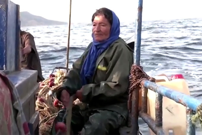 A Tunisian fisherwoman and her companion: the sea