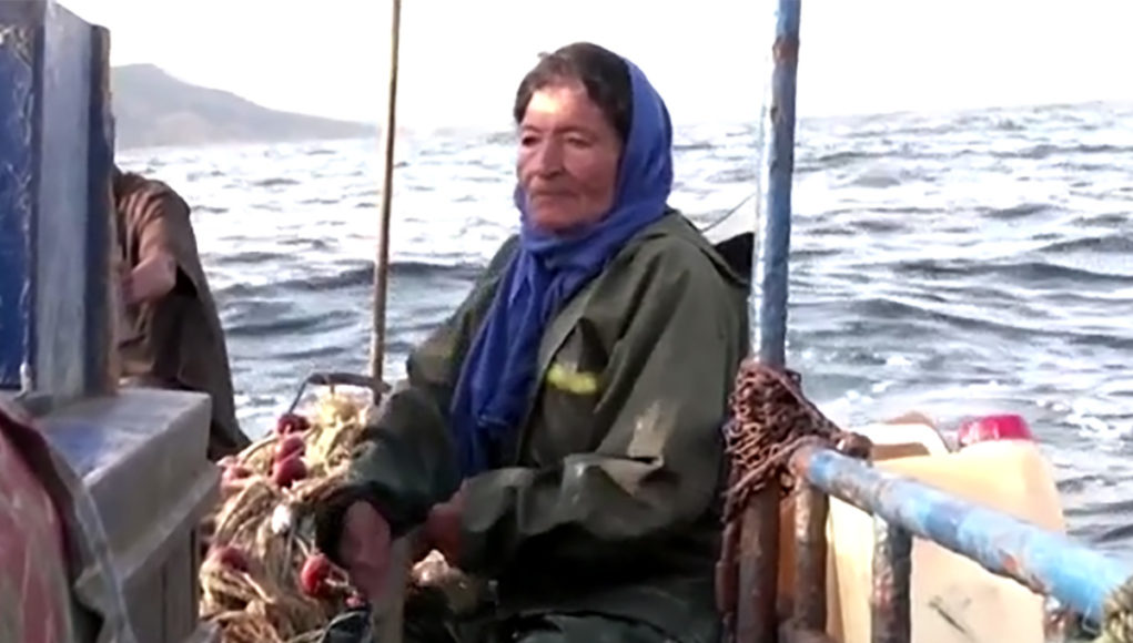 A Tunisian fisherwoman and her companion: the sea