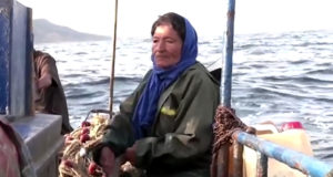 A Tunisian fisherwoman and her companion: the sea